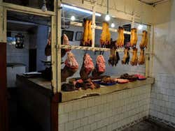 Patas de vaca em um açougue